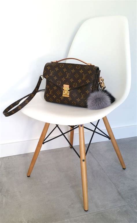 Louis Vuitton monogram: come abbinarlo per creare outfit di classe